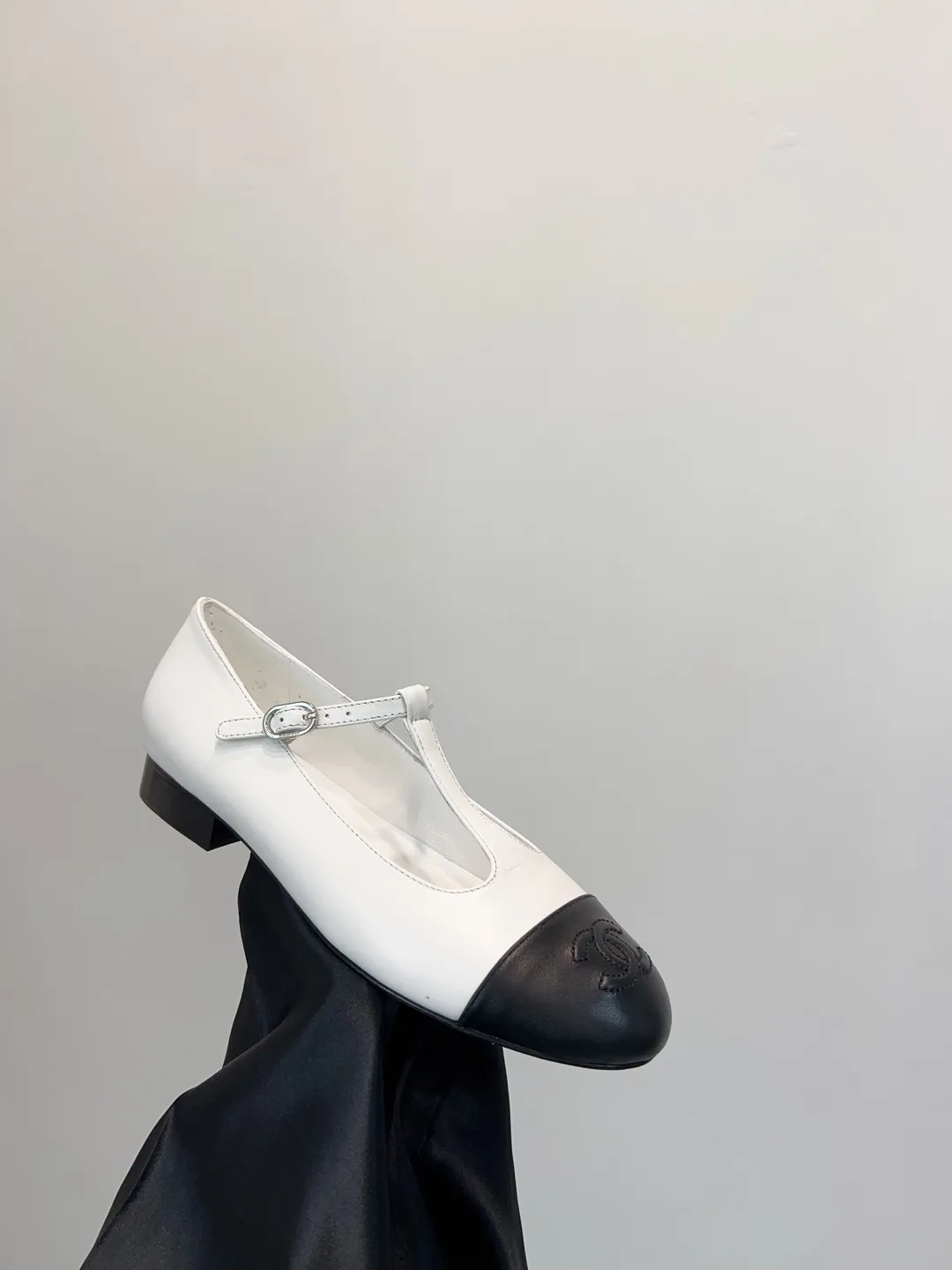 👟👟Ex-factory price 520👟👟 CHANEL Chanel classic three-color T-strap flat ballet shoes, Mary Jane shoes, Grandma Xiang’s consistent elegant ladylike temperament, full of high-end sense! It’s very nice on the feet~Whether it’s worn barefoot or paired with skirts or trousers, it’s very versatile! Incomparably beautiful! It’s so special. I’m very impressed with the details. (The version bought at the counter is developed and made according to the authentic 1:1 version. The details are perfect and more refined and durable. The upper foot is very pedicure-type. The key point is that it is very good and easy to control. ▪Fabric: Original custom-made mixed sheep. ▪Inner lining: imported sheepskin. ▪Outsole: Italian leather outsole. ▪Size: 35-39 (40, 41, 42 are custom-made and cannot be returned)